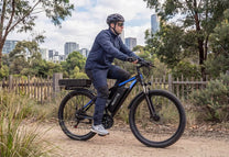 Man som kör Duotts C29-K elcykel i en park