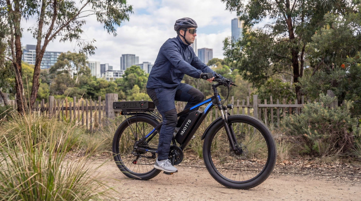 Man som kör Duotts C29-K elcykel i en park