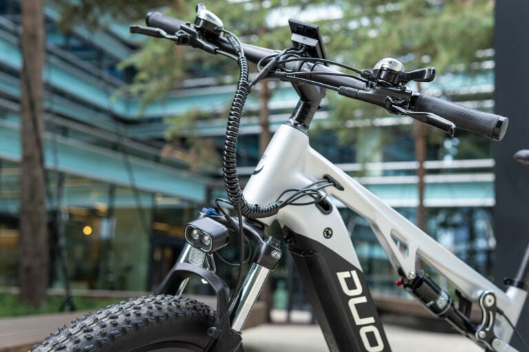 Person som kör Duotts E29 elmountainbike i stadsmiljö