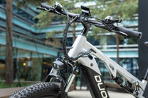 Person som kör Duotts E29 elmountainbike i stadsmiljö
