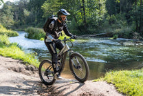 Man som kör Duotts E29 elmountainbike i skogen