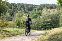 Man som kör Duotts E29 elmountainbike i skogen