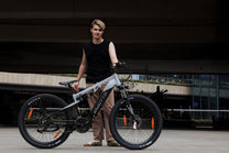 Man står med Duotts E29 elmountainbike