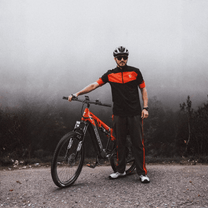 Man står med Duotts E29 elmountainbike