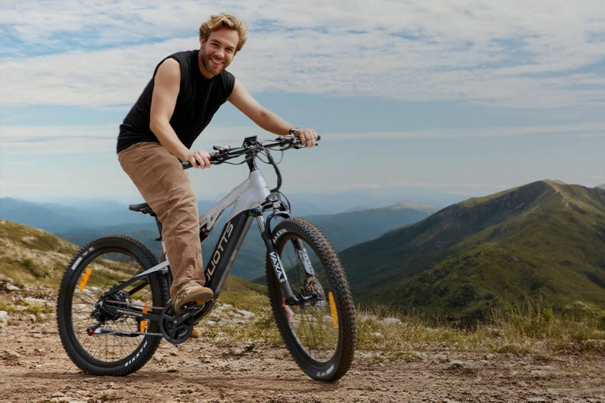 Man står med Duotts E29 elmountainbike på en gräsplan
