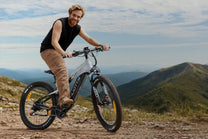 Man står med Duotts E29 elmountainbike på en gräsplan