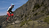 Förare kör Duotts E29 elmountainbike i terräng i bergsmiljö