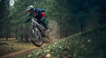 Förare kör Duotts E29 elmountainbike i terräng