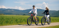 Två förare med Duotts F26 Lite fatbike-elcykel på en gångväg