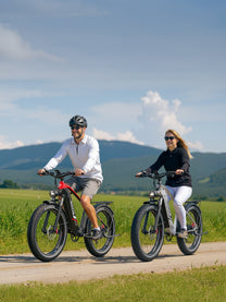 Två förare med Duotts F26 Lite fatbike-elcykel på en gräsplan