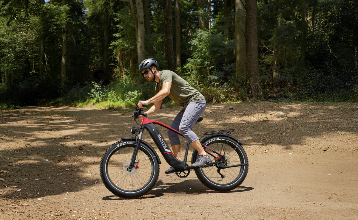 Man som kör Duotts F26 Lite fatbike-elcykel på en gångväg