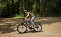 Man som kör Duotts F26 Lite fatbike-elcykel på en gångväg