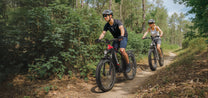 Två förare med Duotts F26 Lite fatbike-elcykel i skogen