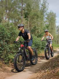 Två förare med Duotts F26 Lite fatbike-elcykel i skogen