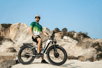 Förare kör Duotts F26 fatbike-elcykel i terräng