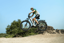 Förare kör Duotts F26 fatbike-elcykel i terräng