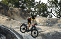 Förare kör Duotts F26 fatbike-elcykel i terräng