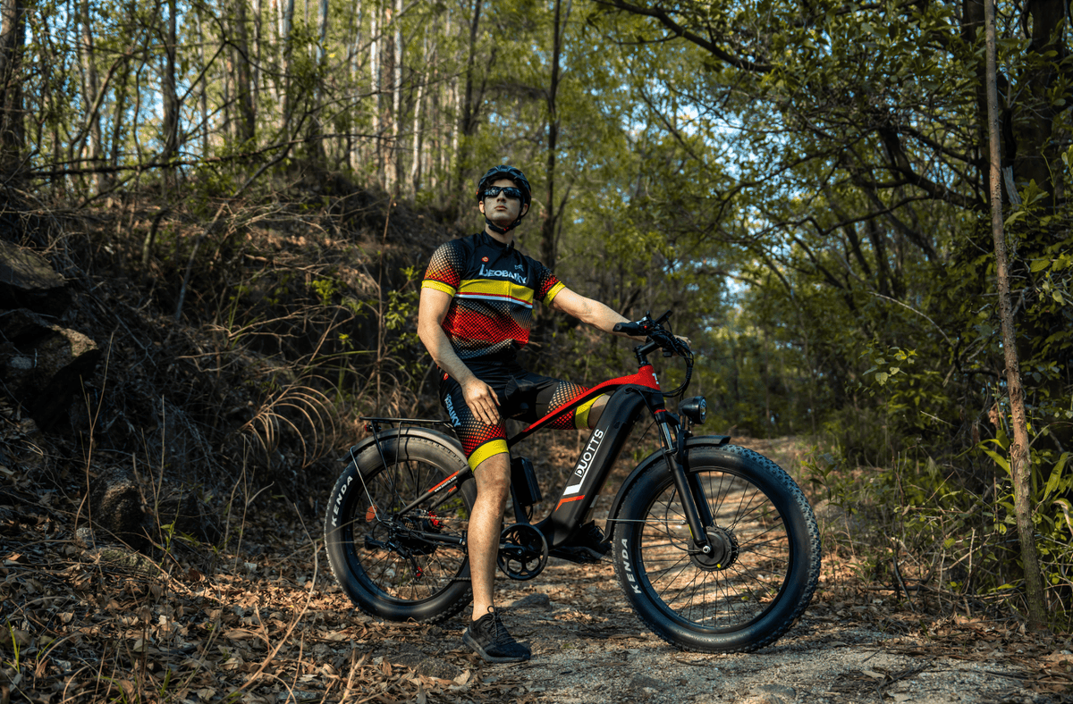 Förare kör Duotts F26 fatbike-elcykel i terräng i skogen