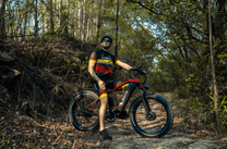 Förare kör Duotts F26 fatbike-elcykel i terräng i skogen