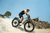 Förare kör Duotts F26 fatbike-elcykel i terräng