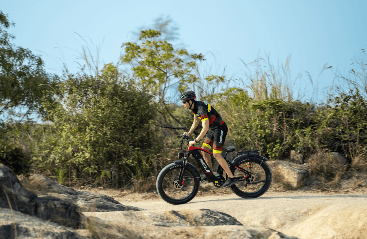 Förare kör Duotts F26 fatbike-elcykel i terräng