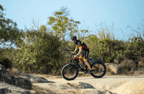 Förare kör Duotts F26 fatbike-elcykel i terräng