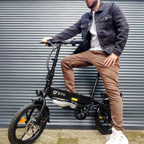 Man står med DYU A1F Pro hopfällbar elcykel