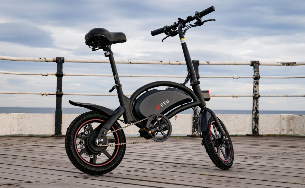DYU D3S hopfällbar elcykel sedd från sidan vid havet