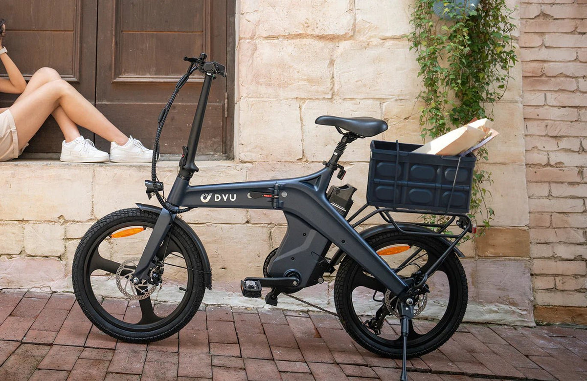 DYU T1 hopfällbar elcykel sedd från sidan i stadsmiljö