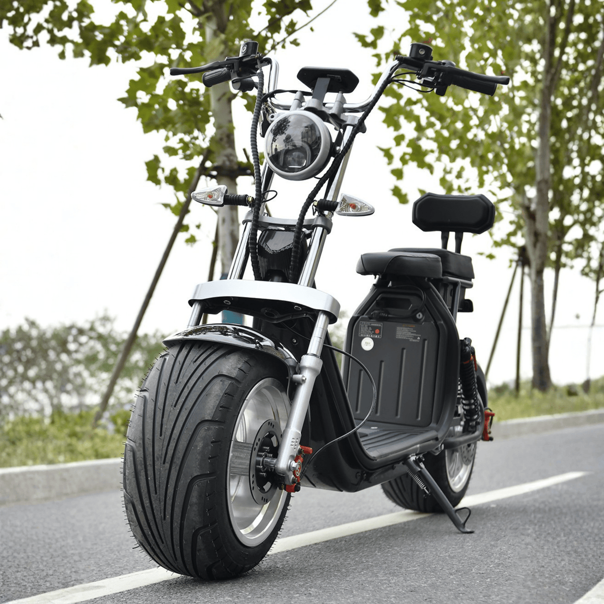 eHoodax X10 City Road elsparkcykel rakt framifrån på en väg
