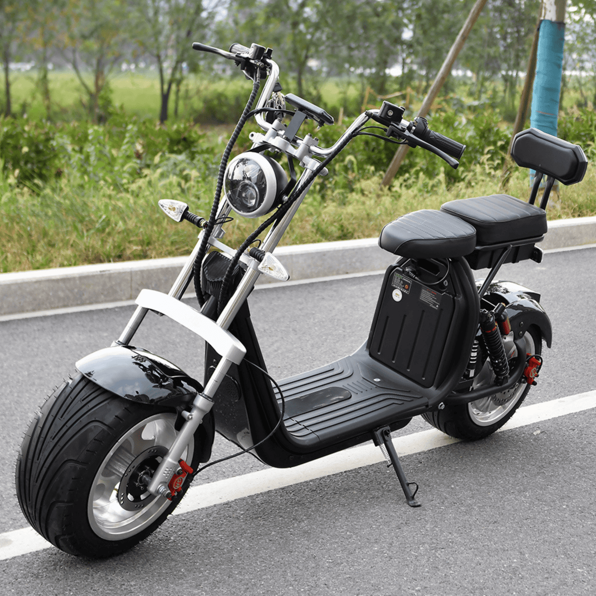 eHoodax X10 City Road elsparkcykel snett framifrån på en väg