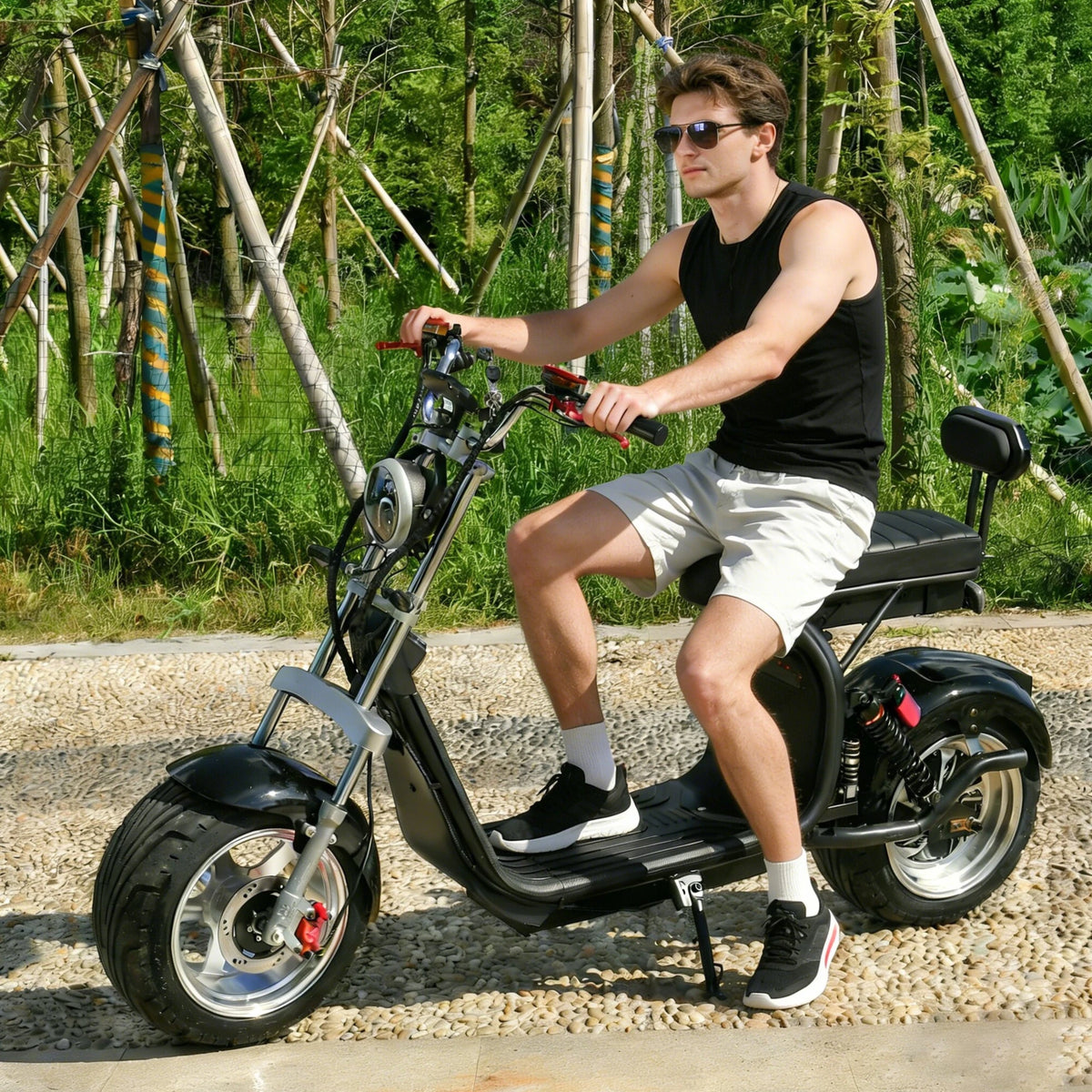 Man som kör eHoodax X10 City Road elsparkcykel