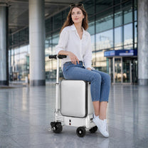 Person åker på AeroDrive Edition elektrisk åkbar resväska utomhus