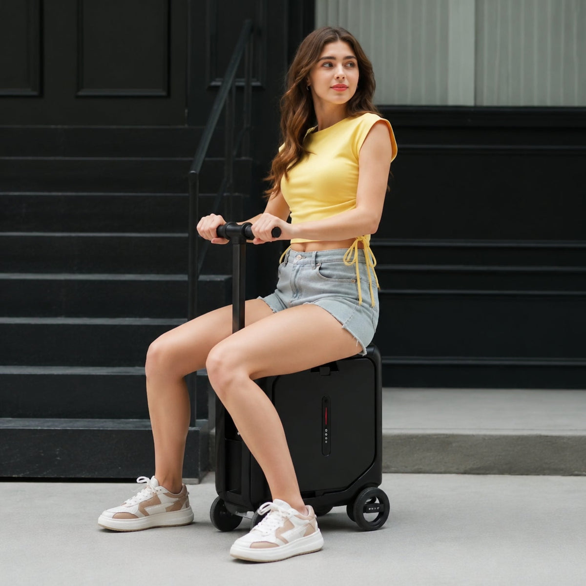 Person sitter på AeroDrive Pro Edition elektrisk åkbar resväska utomhus