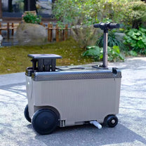 Titan Pro Edition elektrisk åkbar resväska parkerad utomhus