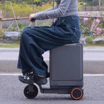 Person åker på Urban Move Edition elektrisk åkbar resväska i svart utomhus