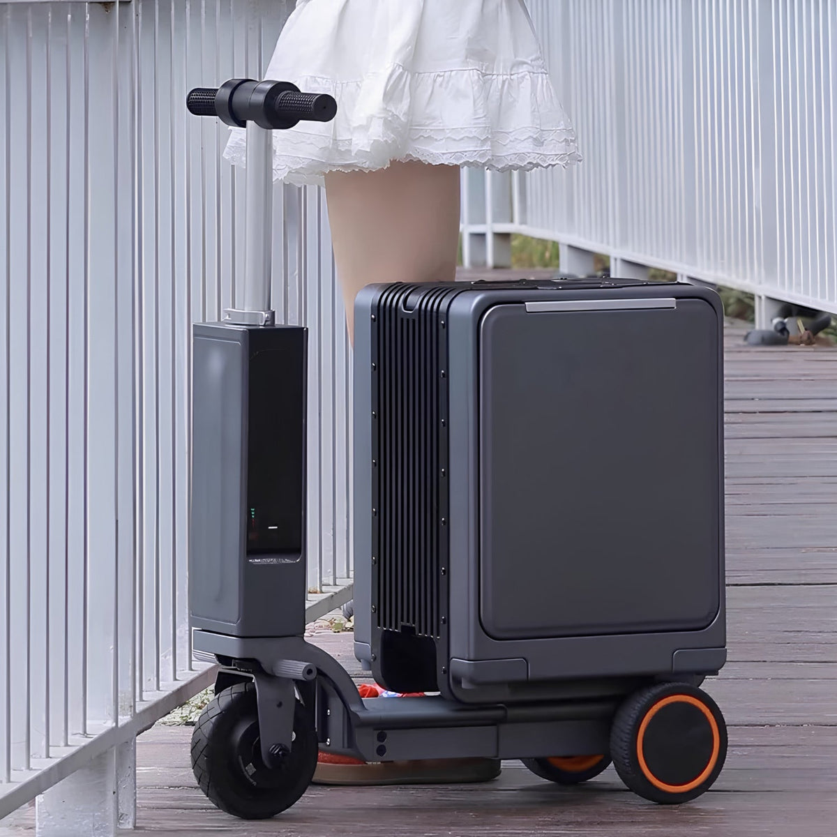 Person står med Urban Move Edition elektrisk åkbar resväska i svart