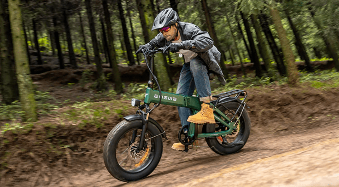 Förare kör ENGWE EP-2 3.0 Boost hopfällbar fatbike-elcykel i terräng i skogen