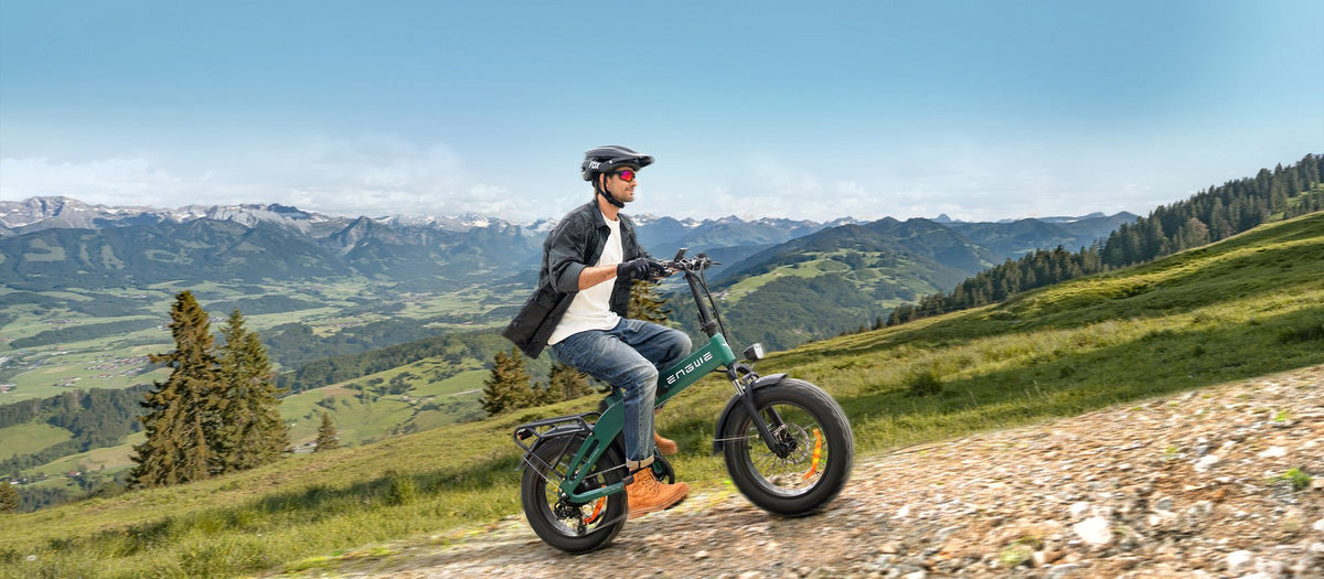 Man som kör ENGWE EP-2 3.0 Boost hopfällbar fatbike-elcykel på en gräsplan