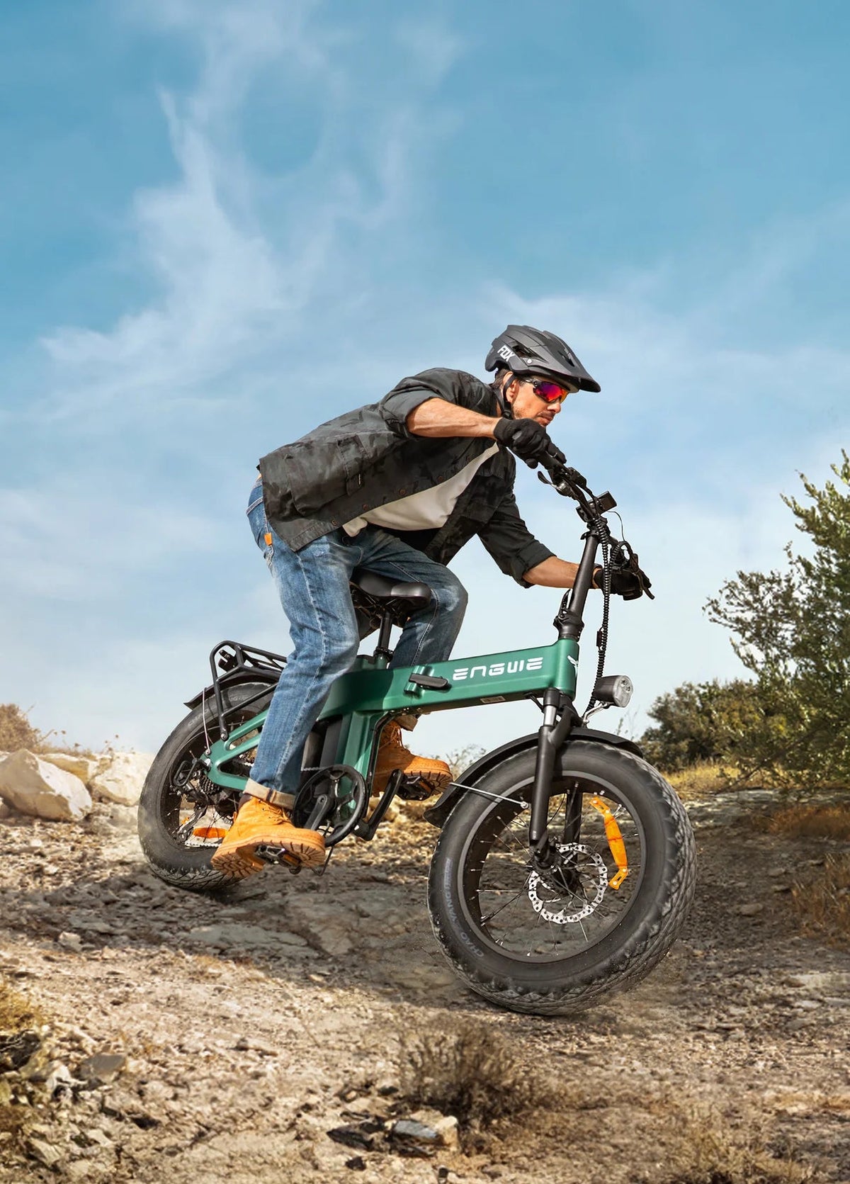 Förare kör ENGWE EP-2 3.0 Boost hopfällbar fatbike-elcykel i terräng