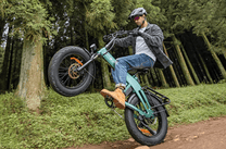 Förare gör ett hopp med ENGWE EP-2 3.0 Boost hopfällbar fatbike-elcykel