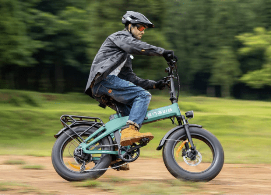 Man som kör ENGWE EP-2 3.0 Boost hopfällbar fatbike-elcykel i en park