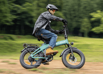 Man som kör ENGWE EP-2 3.0 Boost hopfällbar fatbike-elcykel i en park