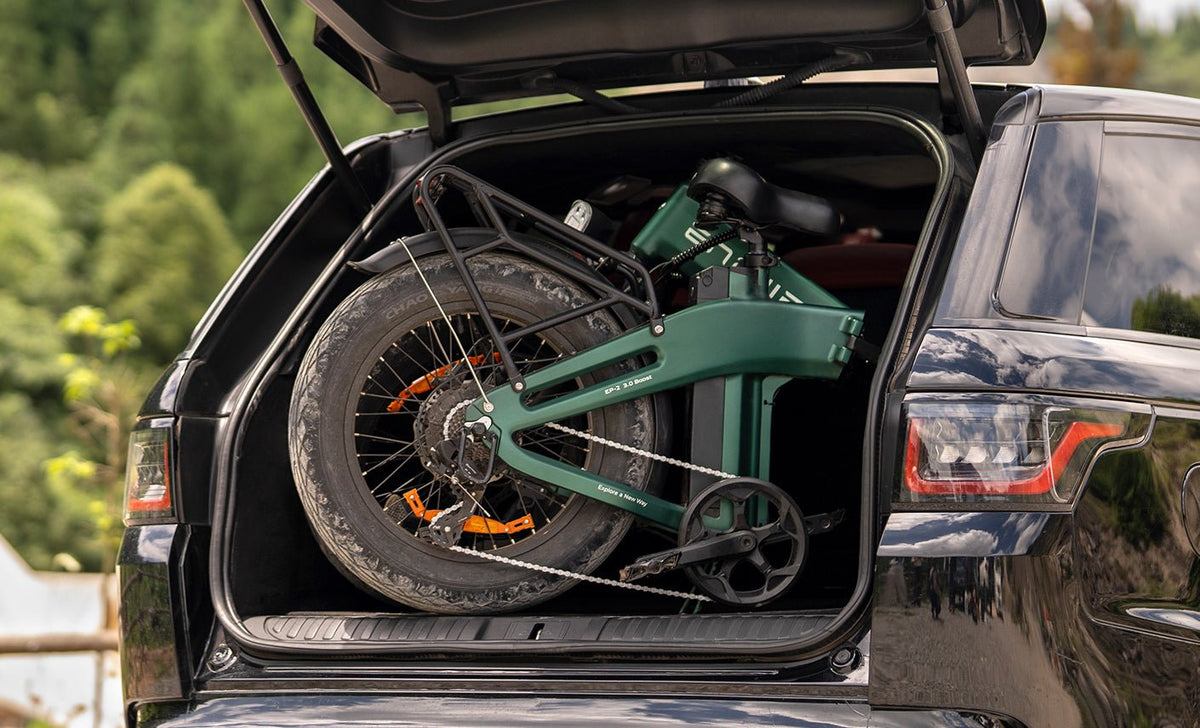 Hopfälld ENGWE EP-2 3.0 Boost hopfällbar fatbike-elcykel i bilens bagageutrymme