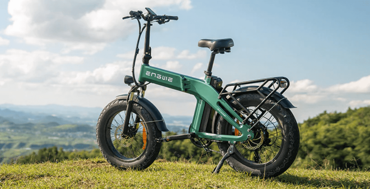 ENGWE EP-2 3.0 Boost hopfällbar fatbike-elcykel snett framifrån på en gräsplan