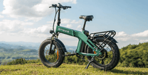 ENGWE EP-2 3.0 Boost hopfällbar fatbike-elcykel snett framifrån på en gräsplan
