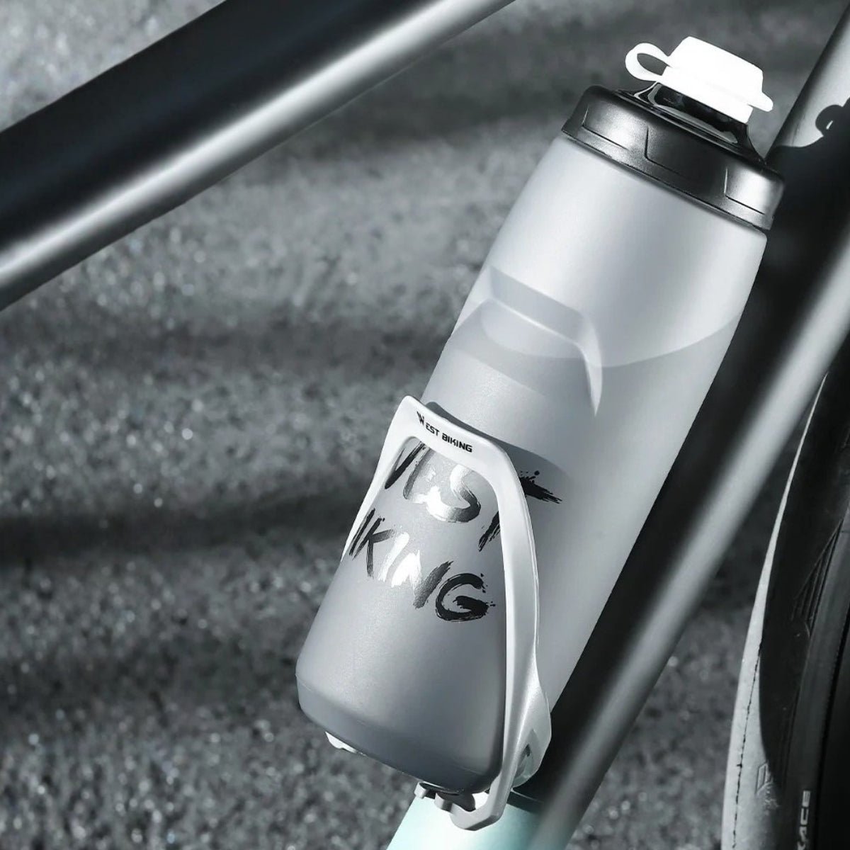 Flaskhållare för elcykelns ram med en flaska