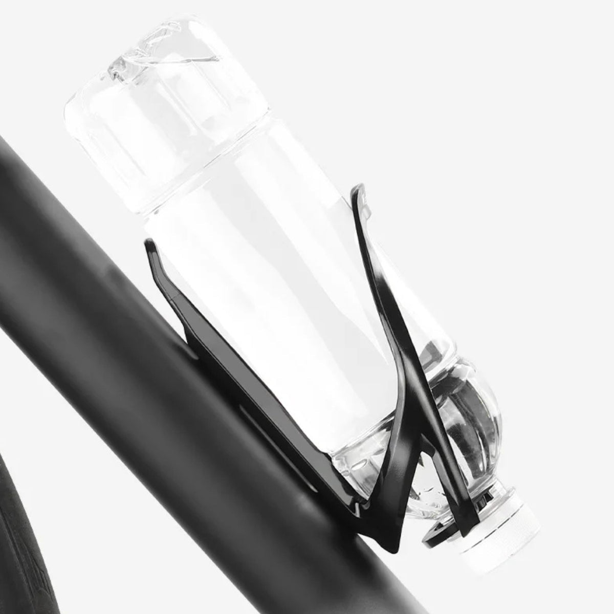 Flaskhållare för elcykelns ram i vitt på plats på cykeln