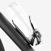 Flaskhållare för elcykelns ram i vitt på plats på cykeln