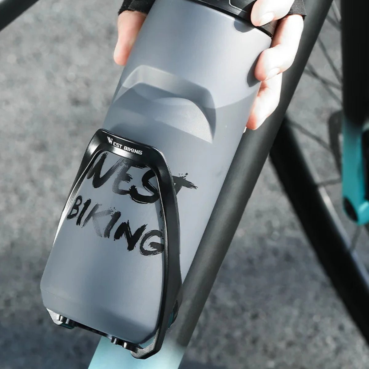 Flaskhållare för elcykelns ram i användning